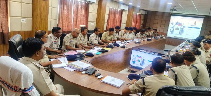 डीआईजी/एसएसपी सूरजपुर ने ली अपराध समीक्षा बैठक, प्रभारियों को तकनीकी रूप से सक्षम और अपडेट रहने के दिए निर्देश 7 IMG 20251019 WA0001