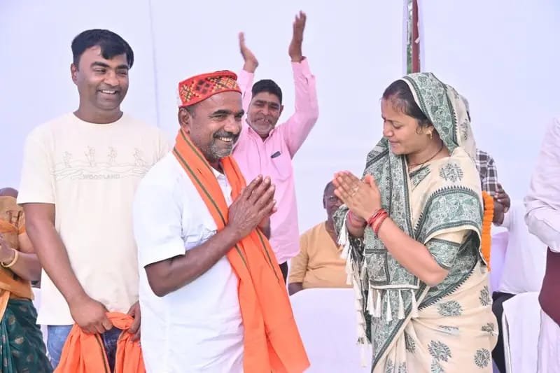 महिला बाल विकास मंत्री लक्ष्मी रजवाड़े की उपस्थिति में सूरजपुर किसान कांग्रेस के जिला महामंत्री एवं ब्लॉक कांग्रेस के नेता ने थामा भाजपा का दामन 7 IMG 20251029 WA0007