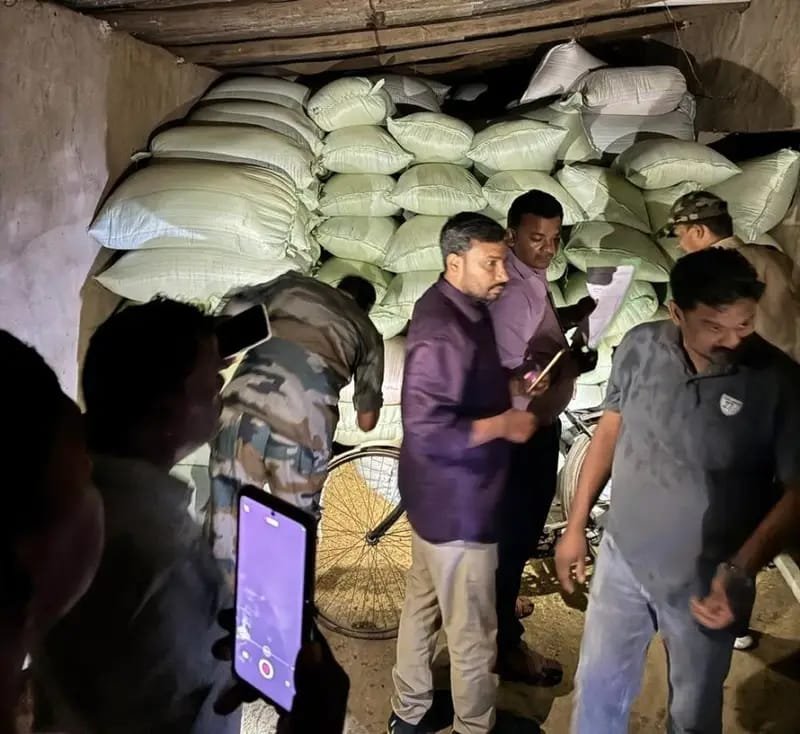 ग्राम पंडरी में बड़ी कार्रवाई: संयुक्त टीम ने पकड़ा 700 बोरी अवैध धान, एक गिरफ्तार, 7 IMG 20251030 WA0003