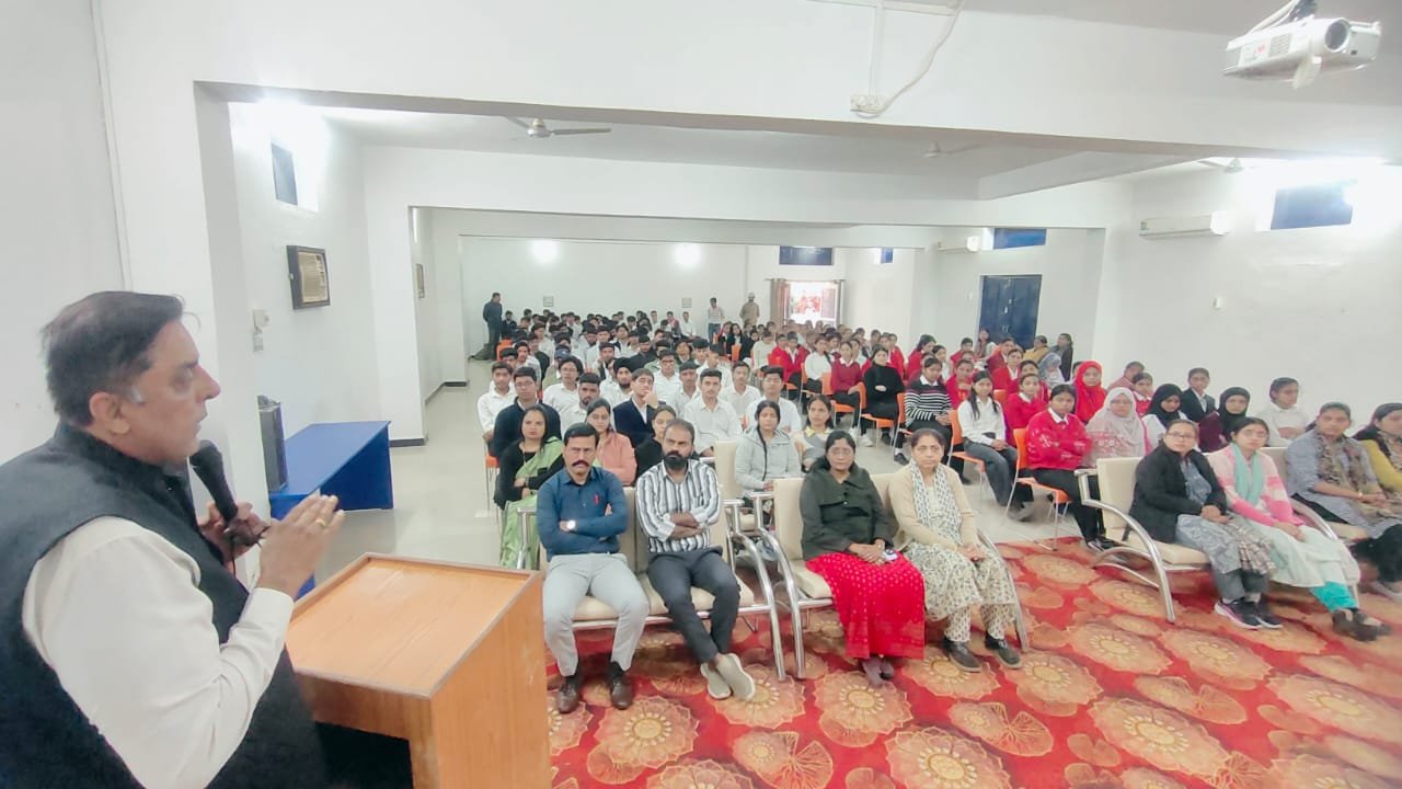 Ratlam News/रॉयल कॉलेज में 'कानूनी जागरूकता एवं साइबर अपराध' पर कार्यशाला संपन्न : विद्यार्थियों को डिजिटल युग की कानूनी बारीकियों और सुरक्षा उपायों से अवगत कराया 3 IMG 20260119 WA0028