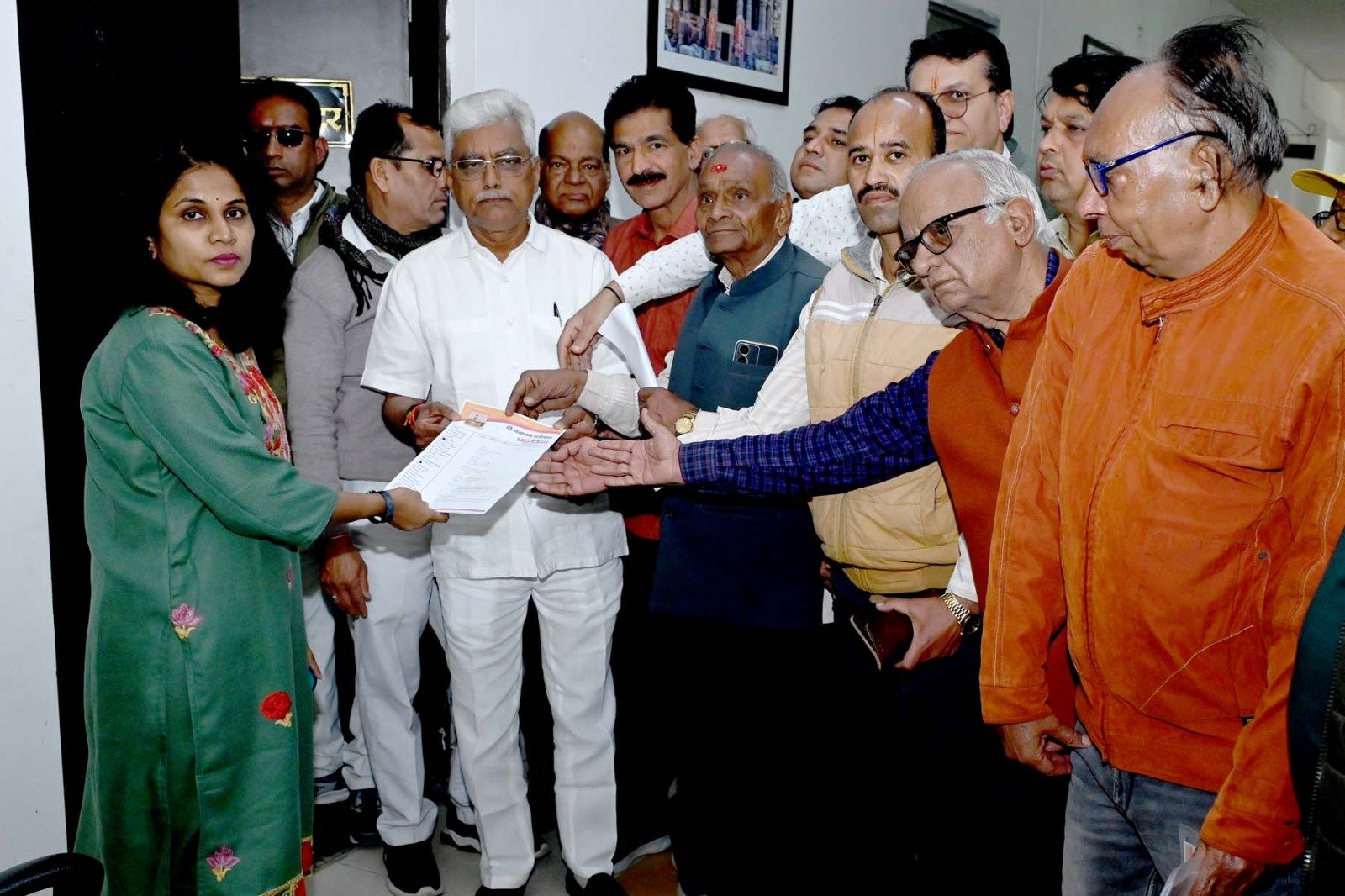 Ratlam News /सनातन समाज में आक्रोश ; प्रयागराज में जगद्गुरु शंकराचार्य अविमुक्तेश्वरानंद महाराज के साथ हुए दुर्व्यवहार की निष्पक्ष जांच की मांग,राष्ट्रपति के नाम ADM श्रीवास्तव सौंपा ज्ञापन 2 IMG 20260121 WA0030