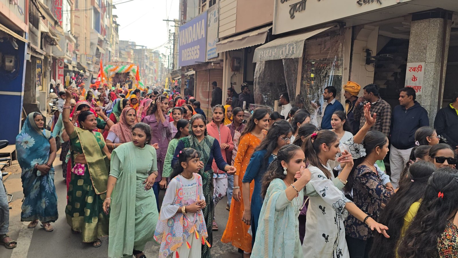 Ratlam News/भगवान देवनारायणजी के जन्मोत्सव पर निकली भव्य शोभायात्रा :जगह-जगह हुआ स्वागत,मंदिर पर हुई महा आरती 2 IMG 20260125 WA0067 scaled