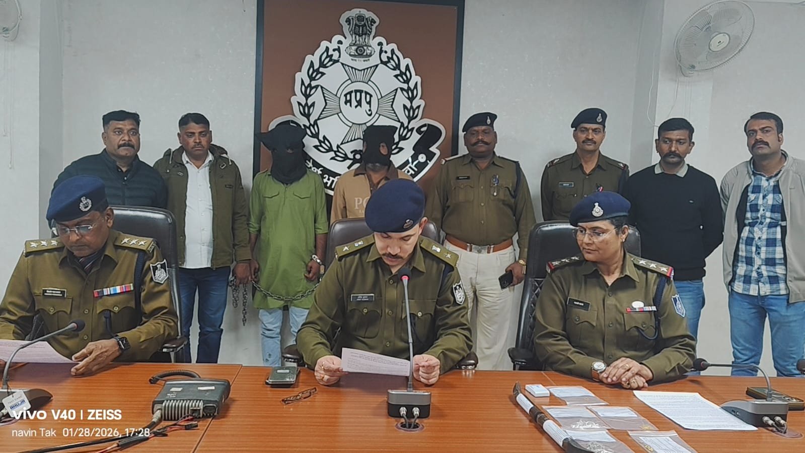 नामली पुलिस ने दिनदहाड़े हुई चोरी का 10 घंटे में किया पर्दाफाश :300 किमी पीछा कर मेरठ के दो कुख्यात आरोपी गिरफ्तार,विग लगाकर देते थे वारदात को अंजाम; सोने-चांदी के जेवरात और कार बरामद 3 IMG 20260128 WA0090