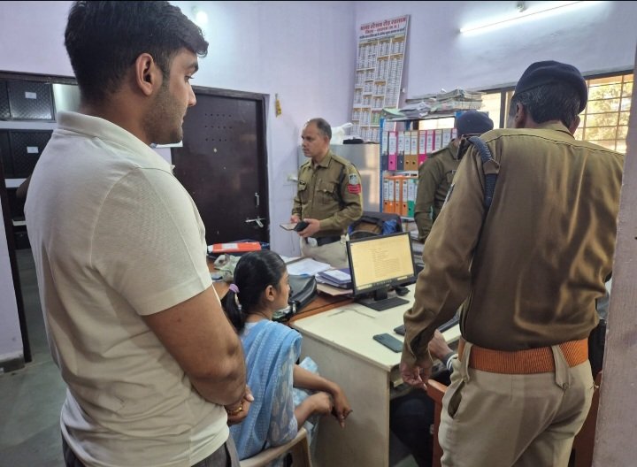 Ratlam News/महलवाड़ा जैन कॉलोनी में सर्राफा व्यापारी की पत्नी से चैन स्नैचिंग, CCTV में कैद हुई घटना ; बाइक सवार थे दो बदमाश 2 Screenshot 20260119 145857 WhatsApp