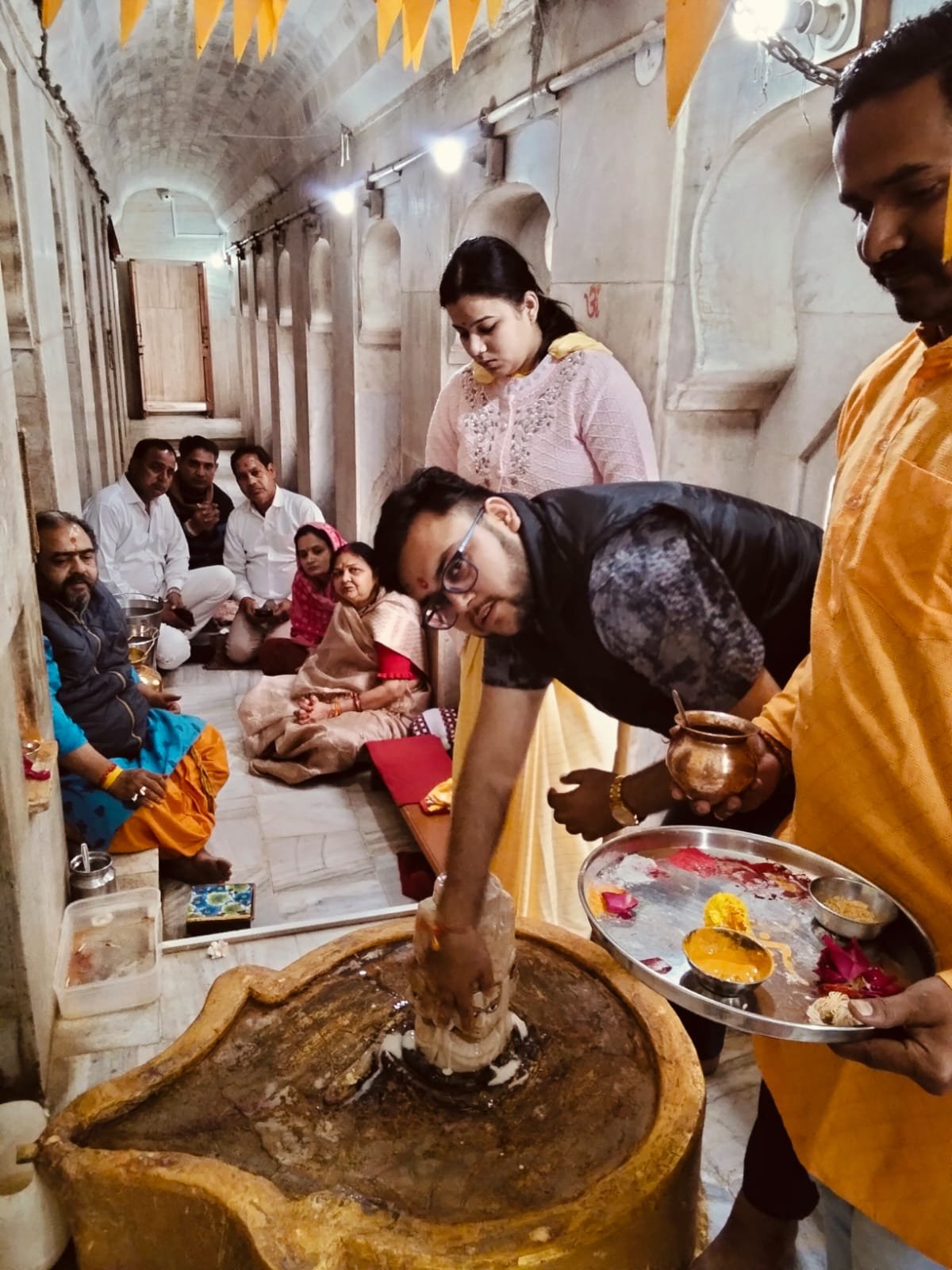 Ratlam News/सनातन धर्म सभा एवं महारुद्र यज्ञ समिति का आयोजन :श्री चौमुखा महादेव पर धर्मांवलम्बियों कर रहें हैं नियमित अभिषेक,श्रद्धालुजन बढ़-चढ़कर ले रहे हैं अभिषेक का पुण्य लाभ 2 WhatsApp Image 2026 01 29 at 6.06.48 PM