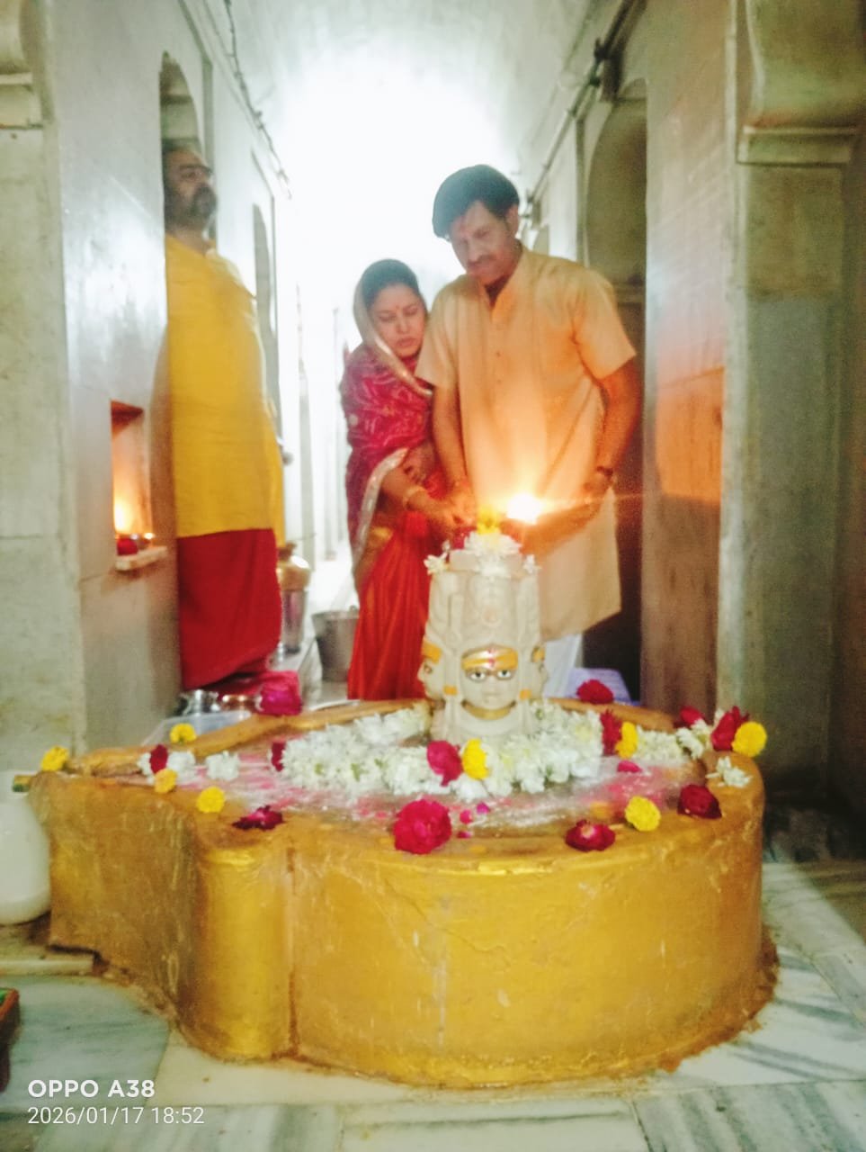 Ratlam News/सनातन धर्म सभा एवं महारुद्र यज्ञ समिति का आयोजन :श्री चौमुखा महादेव पर धर्मांवलम्बियों कर रहें हैं नियमित अभिषेक,श्रद्धालुजन बढ़-चढ़कर ले रहे हैं अभिषेक का पुण्य लाभ 4 WhatsApp Image 2026 01 29 at 6.06.49 PM