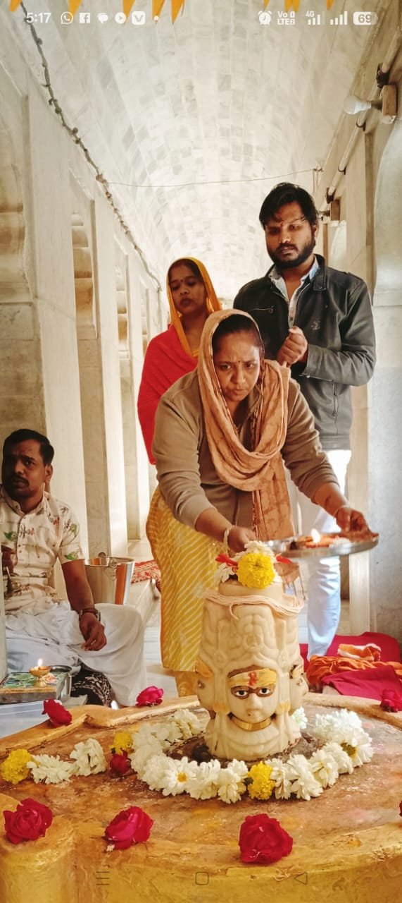 Ratlam News/सनातन धर्म सभा एवं महारुद्र यज्ञ समिति का आयोजन :श्री चौमुखा महादेव पर धर्मांवलम्बियों कर रहें हैं नियमित अभिषेक,श्रद्धालुजन बढ़-चढ़कर ले रहे हैं अभिषेक का पुण्य लाभ 3 WhatsApp Image 2026 01 29 at 6.06.50 PM