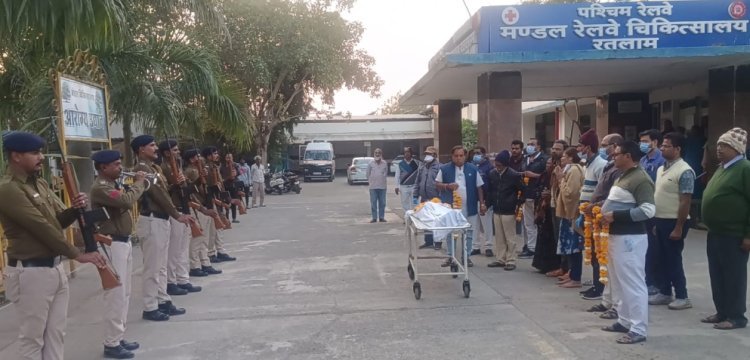 रतलाम/चिकित्सा शिक्षा के लिए छठा देहदान,हितेश टाटावत ने दिया : काकानी सोशल वेलफेयर फाउंडेशन के सचिव गोविंद काकानी के सहयोग से संपन्न 8