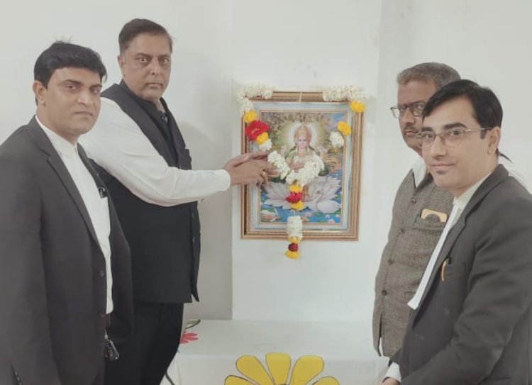 Ratlam News/रॉयल कॉलेज में 'कानूनी जागरूकता एवं साइबर अपराध' पर कार्यशाला संपन्न : विद्यार्थियों को डिजिटल युग की कानूनी बारीकियों और सुरक्षा उपायों से अवगत कराया 2