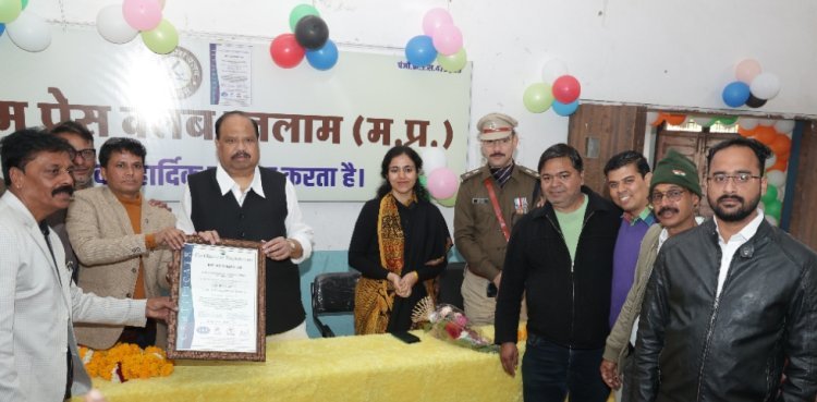 रतलाम प्रेस क्लब ने बनाया कीर्तिमान : म.प्र, छत्तिसगढ़ में बना पहला ISO प्रमाणित प्रेस क्लब,मंत्री काश्यप ने सौंपा प्रमाण पत्र,कलेक्टर एवं एसपी रहे मौजूद 3