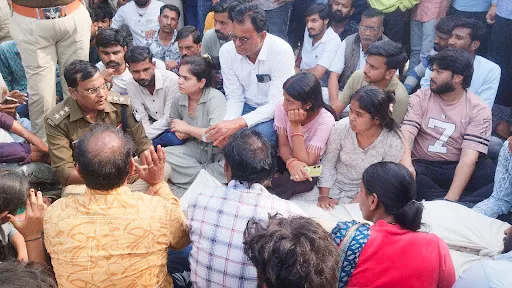 रतलाम में लेन देन या हत्या की आशंका ;नामली में लहसुन व्यापारी शिवम का मिला शव, परिजनों ने थाने के बाहर शव रखकर किया प्रदर्शन,पुलिस ने 5 क़े खिलाफ किया प्रकरण दर्ज 3 1770997397374976 2