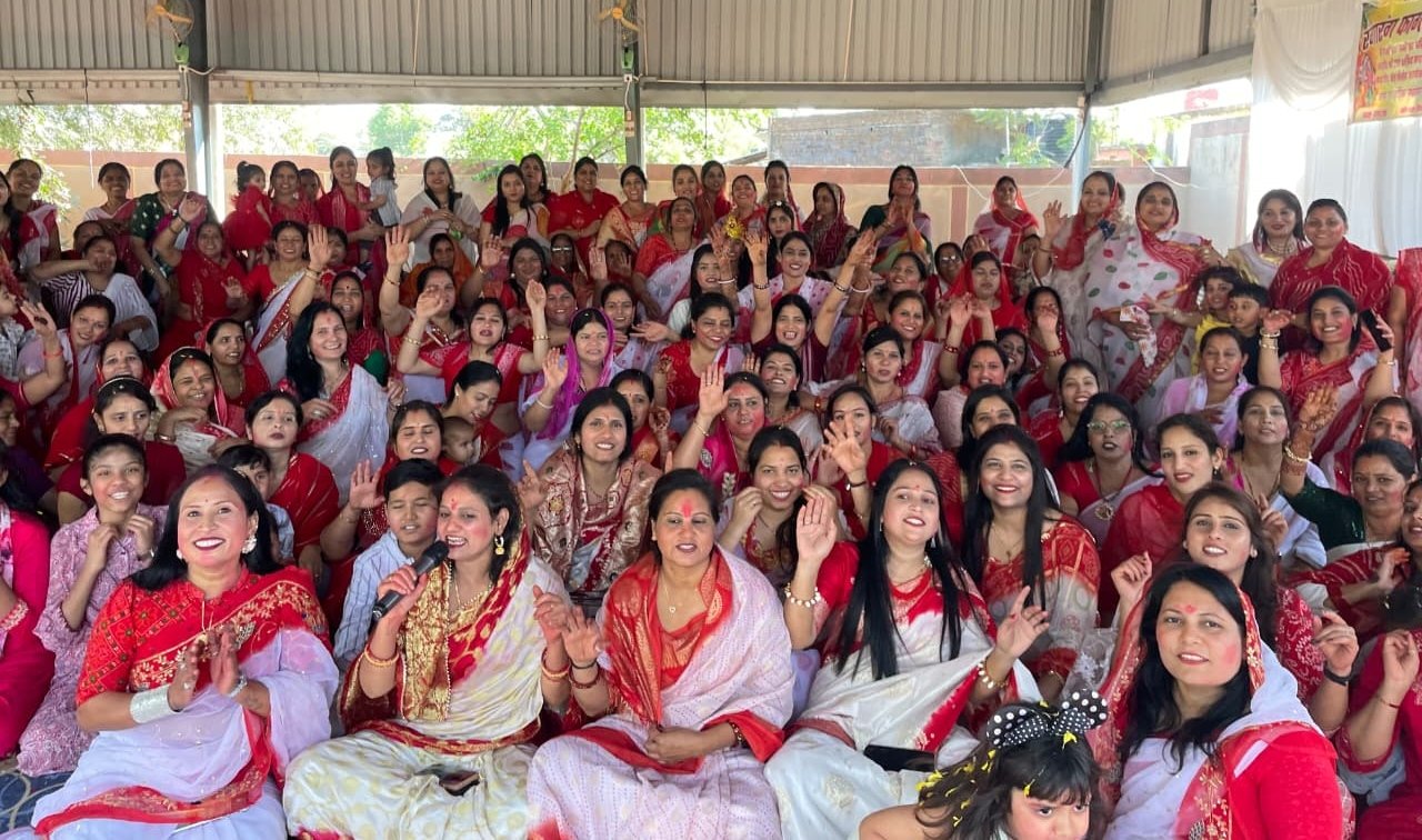 रतलाम/श्री टाक महासभा म.प्र महिला मंडल ने मनाया रंगारंग फाग उत्सव: महिलाओं ने पारंपरिक पोशाक में राधा-कृष्ण भजनों पर किया नृत्य,रंग-गुलाल लगाकर व मिठाई खिलाकर होली की दी शुभकामनाएं 2 850828