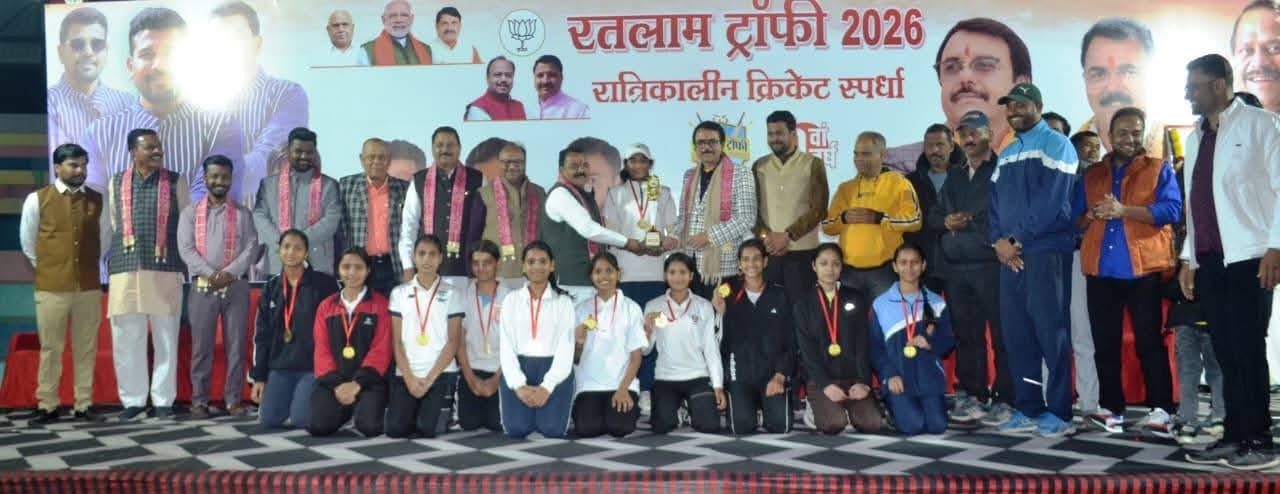 रतलाम/नाइट टेनिस बॉल क्रिकेट टूर्नामेंट का भव्य-शुभारंभ :बालिकाओं के इको-फ्रेंडली मैच से हुई शुरुआत,स्वर्गीय अश्विनी शर्मा को श्रद्धांजलि अर्पित की ; पोलो ग्राउंड में होने वाले हर मैच की शुरुआत बालिकाओं से होगी – महापौर पटेल 3 FB IMG 1770173531041