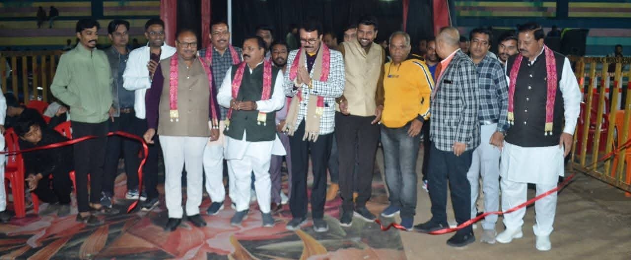 रतलाम/नाइट टेनिस बॉल क्रिकेट टूर्नामेंट का भव्य-शुभारंभ :बालिकाओं के इको-फ्रेंडली मैच से हुई शुरुआत,स्वर्गीय अश्विनी शर्मा को श्रद्धांजलि अर्पित की ; पोलो ग्राउंड में होने वाले हर मैच की शुरुआत बालिकाओं से होगी – महापौर पटेल 2 FB IMG 1770173539868