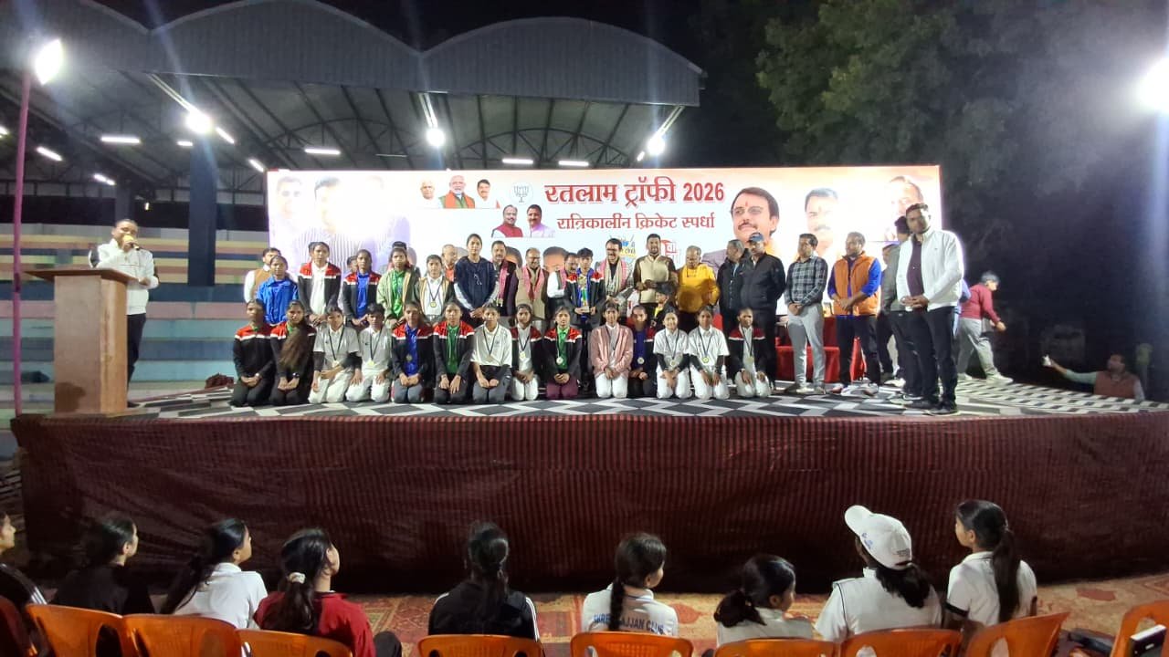 रतलाम/नाइट टेनिस बॉल क्रिकेट टूर्नामेंट का भव्य-शुभारंभ :बालिकाओं के इको-फ्रेंडली मैच से हुई शुरुआत,स्वर्गीय अश्विनी शर्मा को श्रद्धांजलि अर्पित की ; पोलो ग्राउंड में होने वाले हर मैच की शुरुआत बालिकाओं से होगी – महापौर पटेल 5 IMG 20260204 WA0058