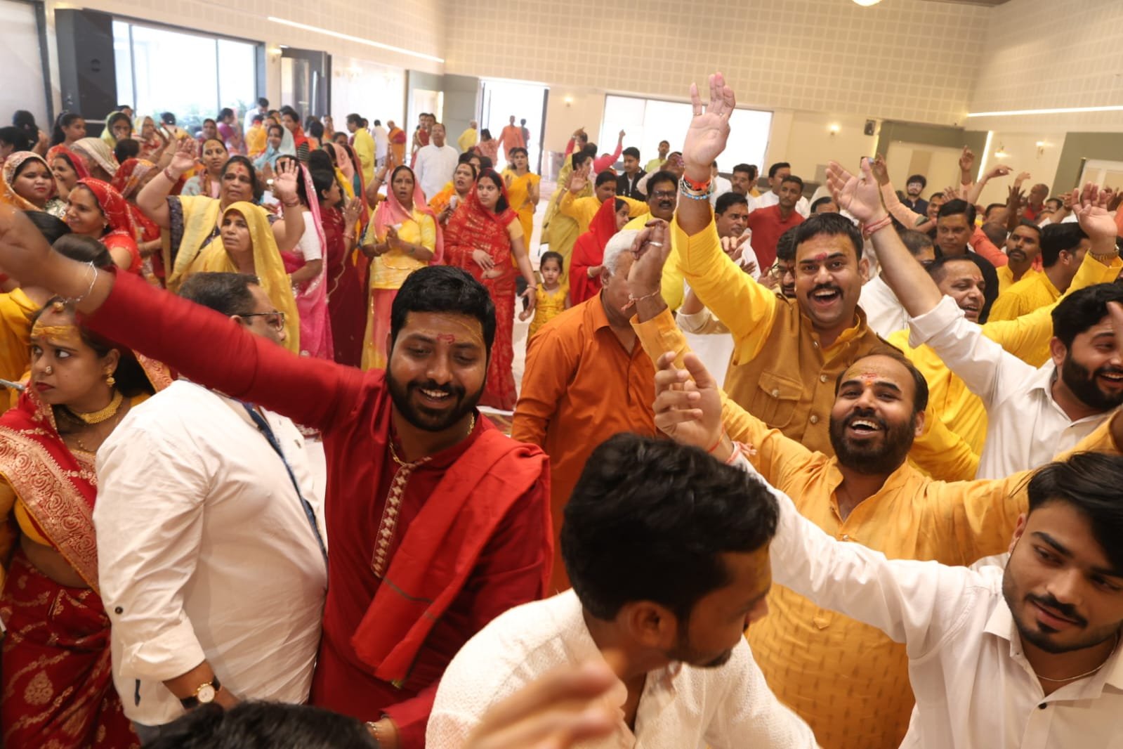 रतलाम/सेवावीर परिवार ने स्थापना दिवस पर किया आध्यात्मिक आयोजन ; सामूहिक “ॐ नमः शिवाय” जाप भी हुआ,उकाला गणेश जी को सौंपा हनुमान जयंती का आमंत्रण 5 IMG 20260216 WA0074