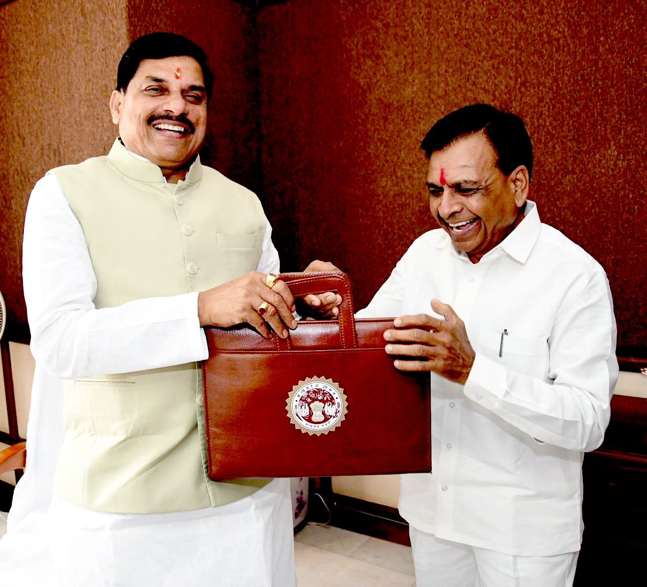 MP में ऐतिहासिक होगा वर्ष 2026-27 का बजट :मंत्रि-परिषद की बैठक से पहले हुआ वंदे मातरम का गान, सीएम ने दी उप मुख्यमंत्री श्री देवड़ा व वित्त विभाग की टीम को बधाई और शुभकामनाएं 3 IMG 20260218 WA0032