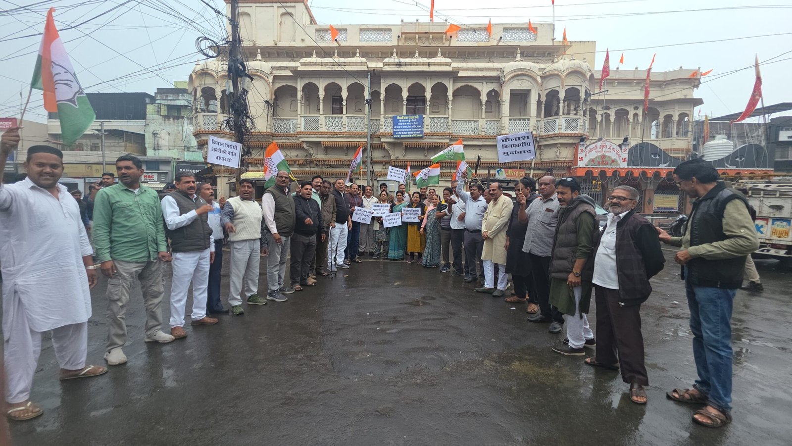 रतलाम में शहर कांग्रेस का प्रदर्शन ; मंत्री कैलाश विजयवर्गीय व पीएम मोदी का पुतला फुका : दहन के दौरान पुलिस से हुई झूमाझटकी,फायर ब्रिगेड और वाटर केनन चलाकर जलाने से रोका 5 IMG 20260220 WA0089 scaled