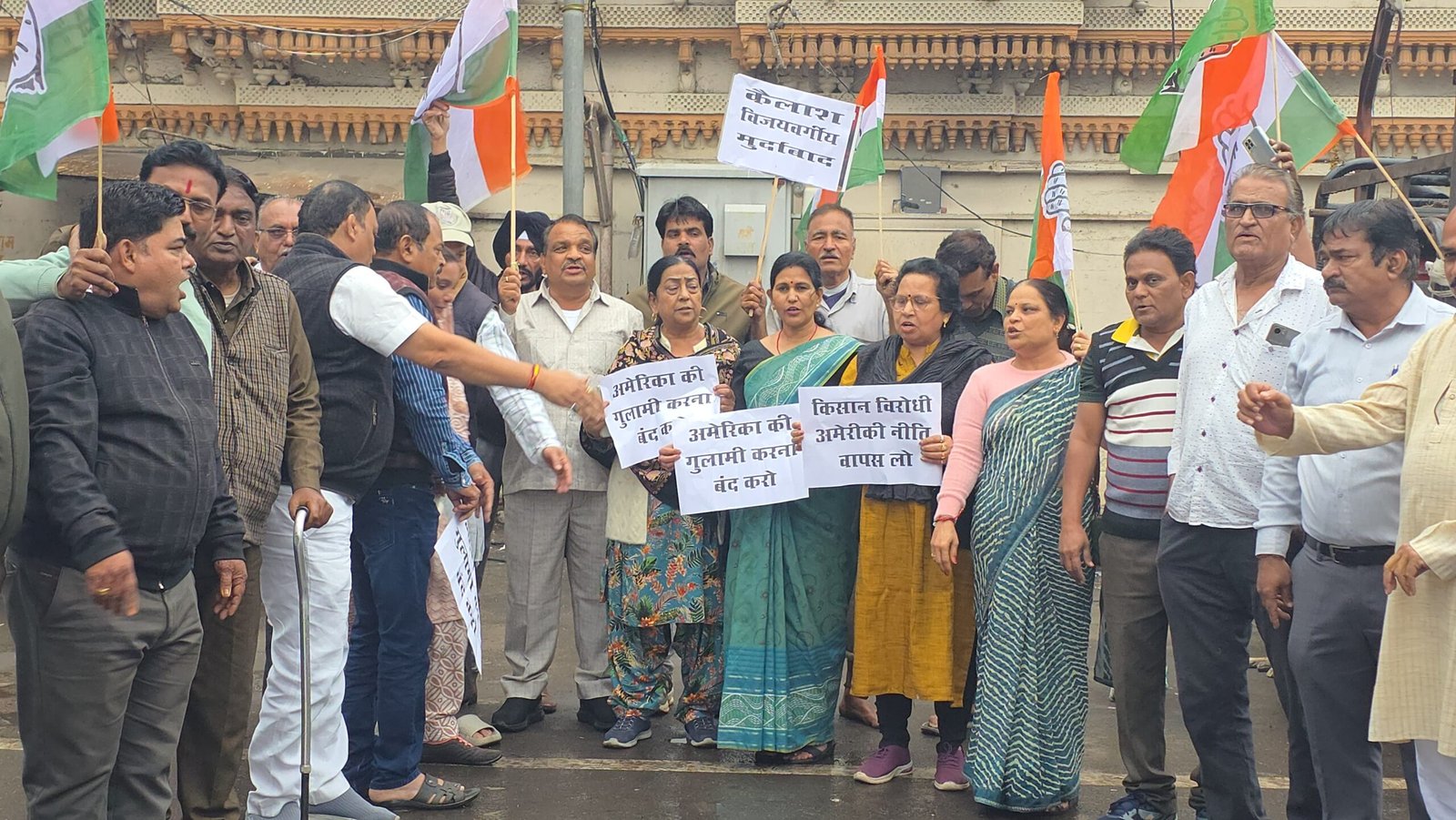 रतलाम में शहर कांग्रेस का प्रदर्शन ; मंत्री कैलाश विजयवर्गीय व पीएम मोदी का पुतला फुका : दहन के दौरान पुलिस से हुई झूमाझटकी,फायर ब्रिगेड और वाटर केनन चलाकर जलाने से रोका 4 IMG 20260220 WA0096 scaled