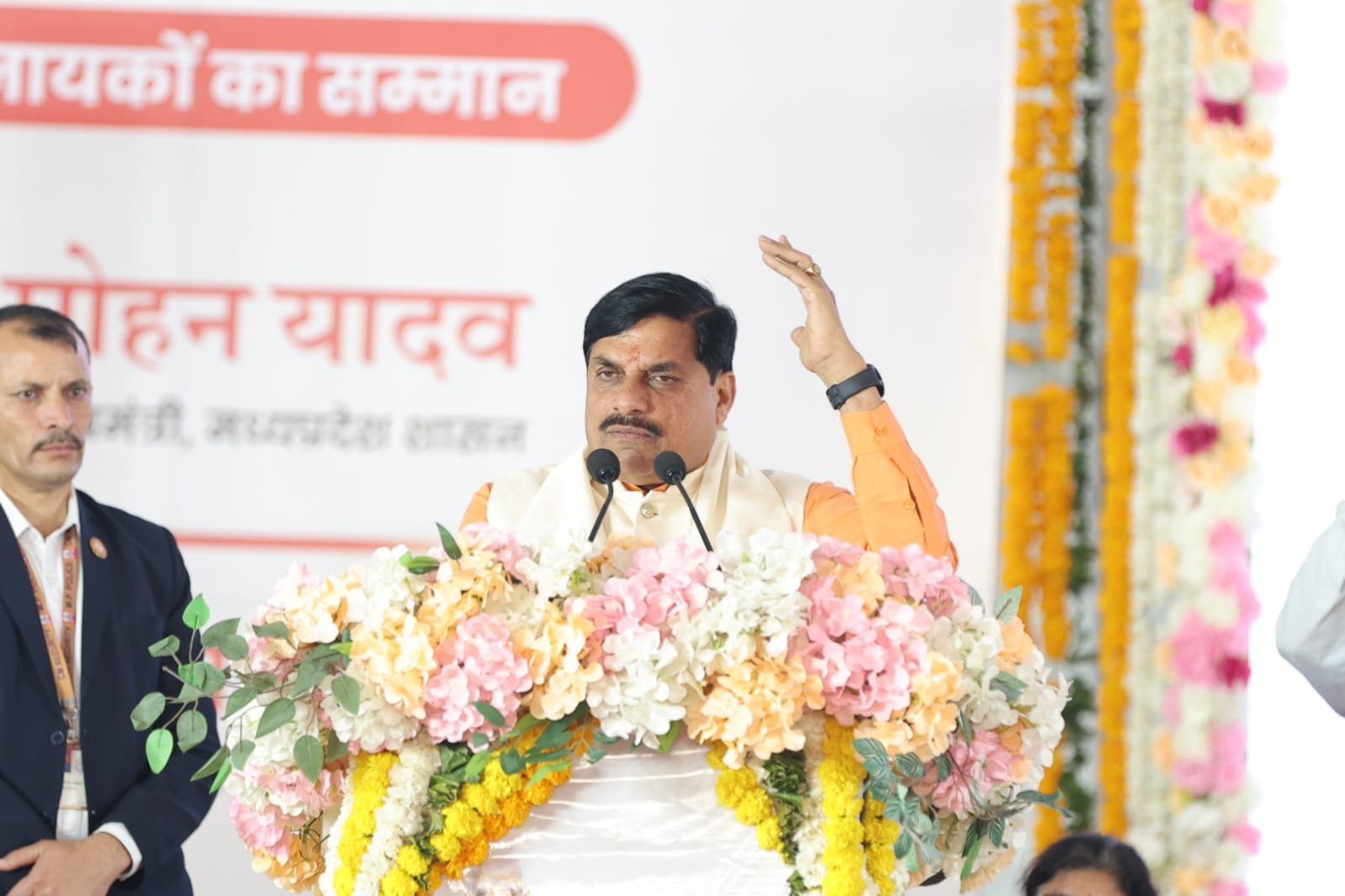 उज्जैन में ग्रामीण डाक सेवक सम्मेलन में डाक नायकों का किया सम्मान :महाकालेश्वर -ओंकारेश्वर की प्रसादी जन-जन तक पहुंचाने के लिए पोस्टल सेवा का शुभारंभ, पीएम मोदी के नेतृत्व में भारतीय डाक सेवा को तकनीकी रूप से दक्ष किया जा रहा है - केंद्रीय मंत्री सिंधिया 3 IMG 20260224 WA0062