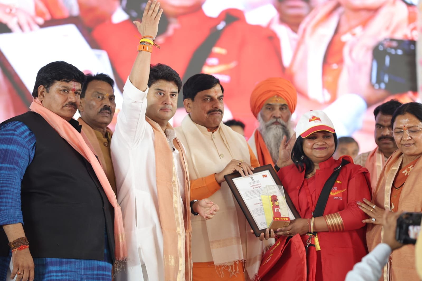 उज्जैन में ग्रामीण डाक सेवक सम्मेलन में डाक नायकों का किया सम्मान :महाकालेश्वर -ओंकारेश्वर की प्रसादी जन-जन तक पहुंचाने के लिए पोस्टल सेवा का शुभारंभ, पीएम मोदी के नेतृत्व में भारतीय डाक सेवा को तकनीकी रूप से दक्ष किया जा रहा है - केंद्रीय मंत्री सिंधिया 4 IMG 20260224 WA0063