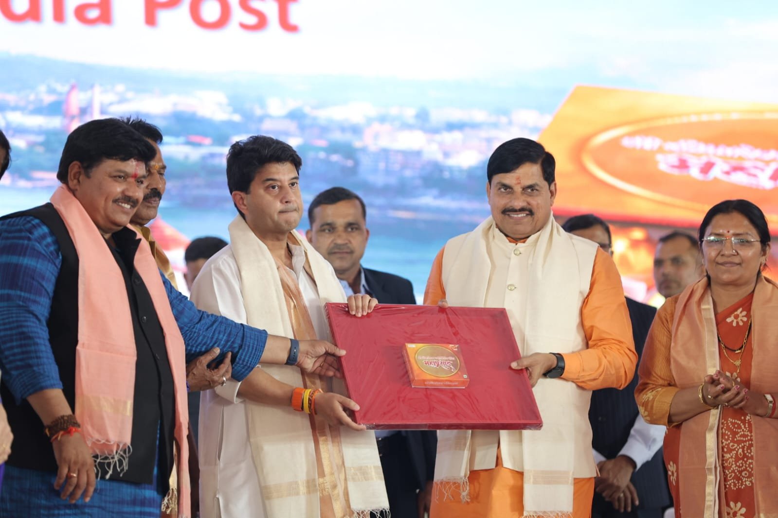 उज्जैन में ग्रामीण डाक सेवक सम्मेलन में डाक नायकों का किया सम्मान :महाकालेश्वर -ओंकारेश्वर की प्रसादी जन-जन तक पहुंचाने के लिए पोस्टल सेवा का शुभारंभ, पीएम मोदी के नेतृत्व में भारतीय डाक सेवा को तकनीकी रूप से दक्ष किया जा रहा है - केंद्रीय मंत्री सिंधिया 2 IMG 20260224 WA0065