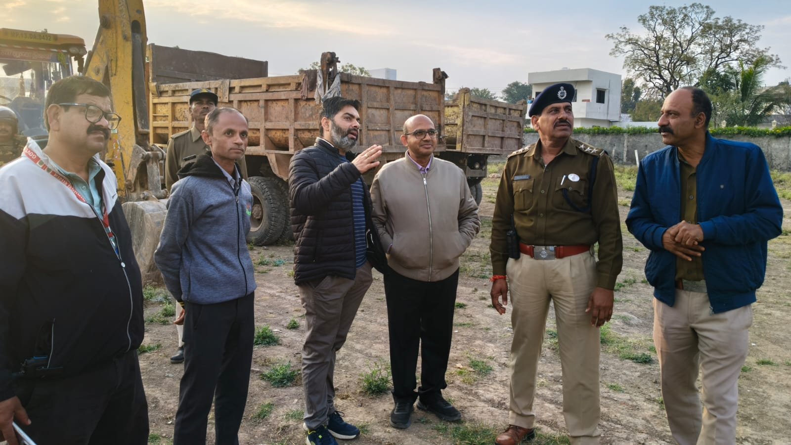 उज्जैन/सिंहस्थ क्षेत्र में निगम अमले ने अवैध होटल , आश्रम व अन्य पक्के निर्माण पर चला बुलडोजर, जिला प्रशासन के सहयोग से की गई कार्यवाही 5 IMG 20260225 WA0063