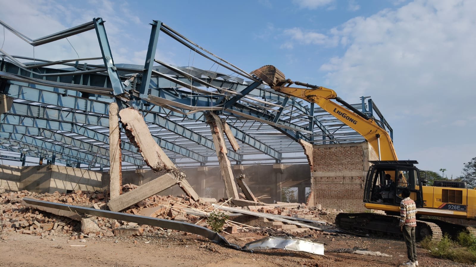 उज्जैन/सिंहस्थ क्षेत्र में निगम अमले ने अवैध होटल , आश्रम व अन्य पक्के निर्माण पर चला बुलडोजर, जिला प्रशासन के सहयोग से की गई कार्यवाही 3 IMG 20260225 WA0066