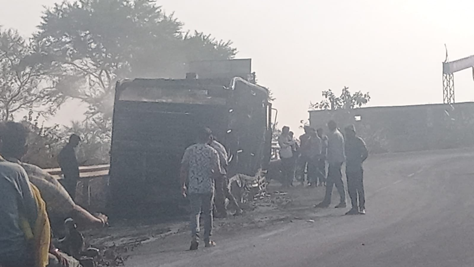 सैलाना के पास बड़ा हादसा : तेल से भरे टैंकर में दो बार लगी आग, 1500 डिब्बे और ट्रक जला,डायल-112 और फायर टीम ने पाया काबू 3 IMG 20260227 WA0039