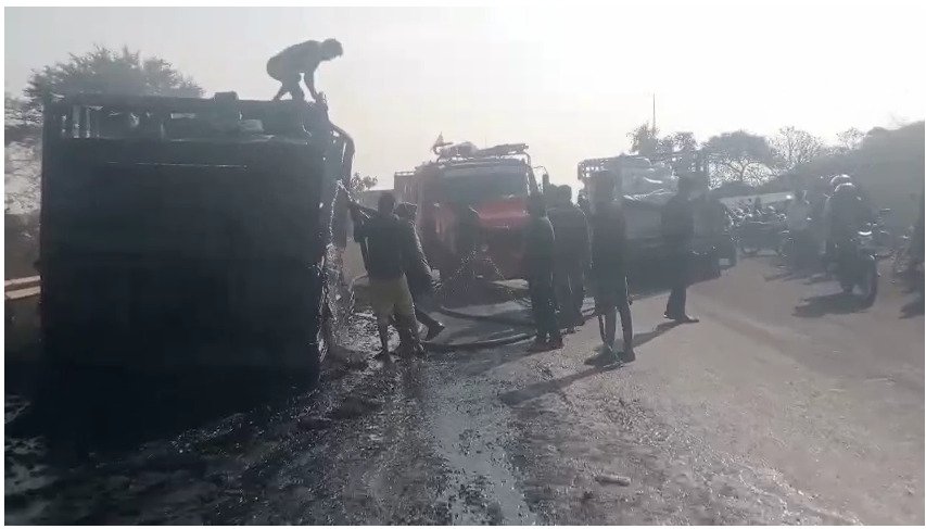 सैलाना के पास बड़ा हादसा : तेल से भरे टैंकर में दो बार लगी आग, 1500 डिब्बे और ट्रक जला,डायल-112 और फायर टीम ने पाया काबू 2 IMG 20260227 WA0040