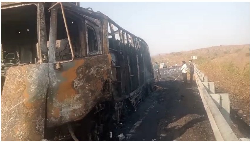 सैलाना के पास बड़ा हादसा : तेल से भरे टैंकर में दो बार लगी आग, 1500 डिब्बे और ट्रक जला,डायल-112 और फायर टीम ने पाया काबू 5 IMG 20260227 WA0041