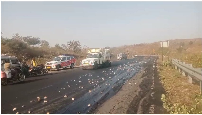 सैलाना के पास बड़ा हादसा : तेल से भरे टैंकर में दो बार लगी आग, 1500 डिब्बे और ट्रक जला,डायल-112 और फायर टीम ने पाया काबू 4 IMG 20260227 WA0042