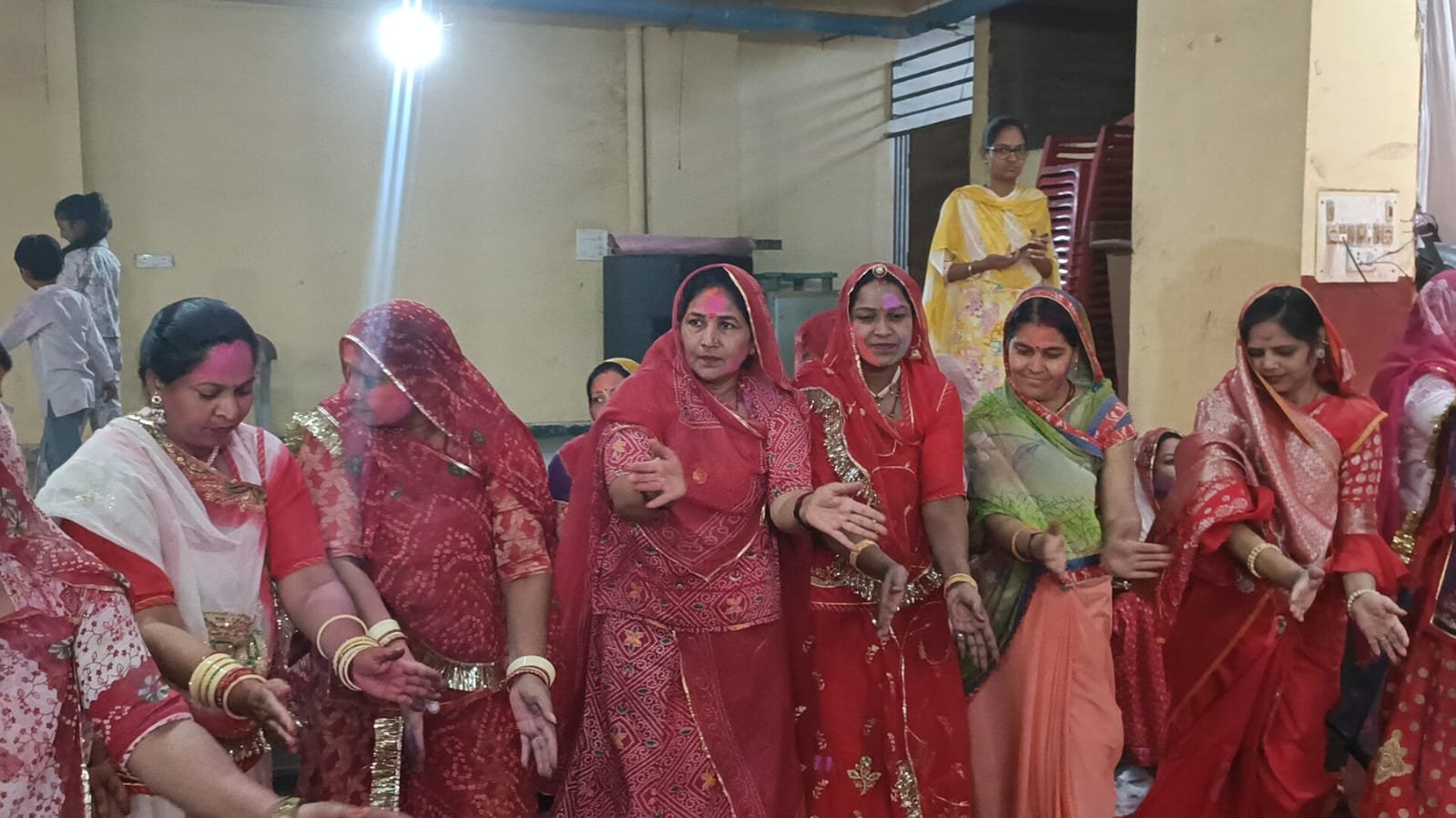 रतलाम/राजपूत महिला मंडल ने मनाया फ़ाग उत्सव ; होली के पारंपरिक गीतों पर किया सामूहिक नृत्य,श्री राजपूत नव युवक मंडल की मासिक बैठक भी हुई आयोजित 3 IMG 20260228 WA0096