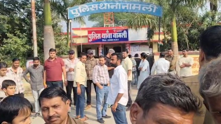 रतलाम में लेन देन या हत्या की आशंका ;नामली में लहसुन व्यापारी शिवम का मिला शव, परिजनों ने थाने के बाहर शव रखकर किया प्रदर्शन,पुलिस ने 5 क़े खिलाफ किया प्रकरण दर्ज 4