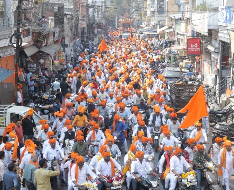 रतलाम में गूंजा जय श्रीराम -हर हर महादेव : केसरिया रंग में डूबा शहर,मातृशक्ति भी बड़ी संख्या में हुई शामिल ;दौलत पहलवान के नेतृत्व में हज़ारो की संख्या में निकली भव्य सम्मान साफा रैली 3
