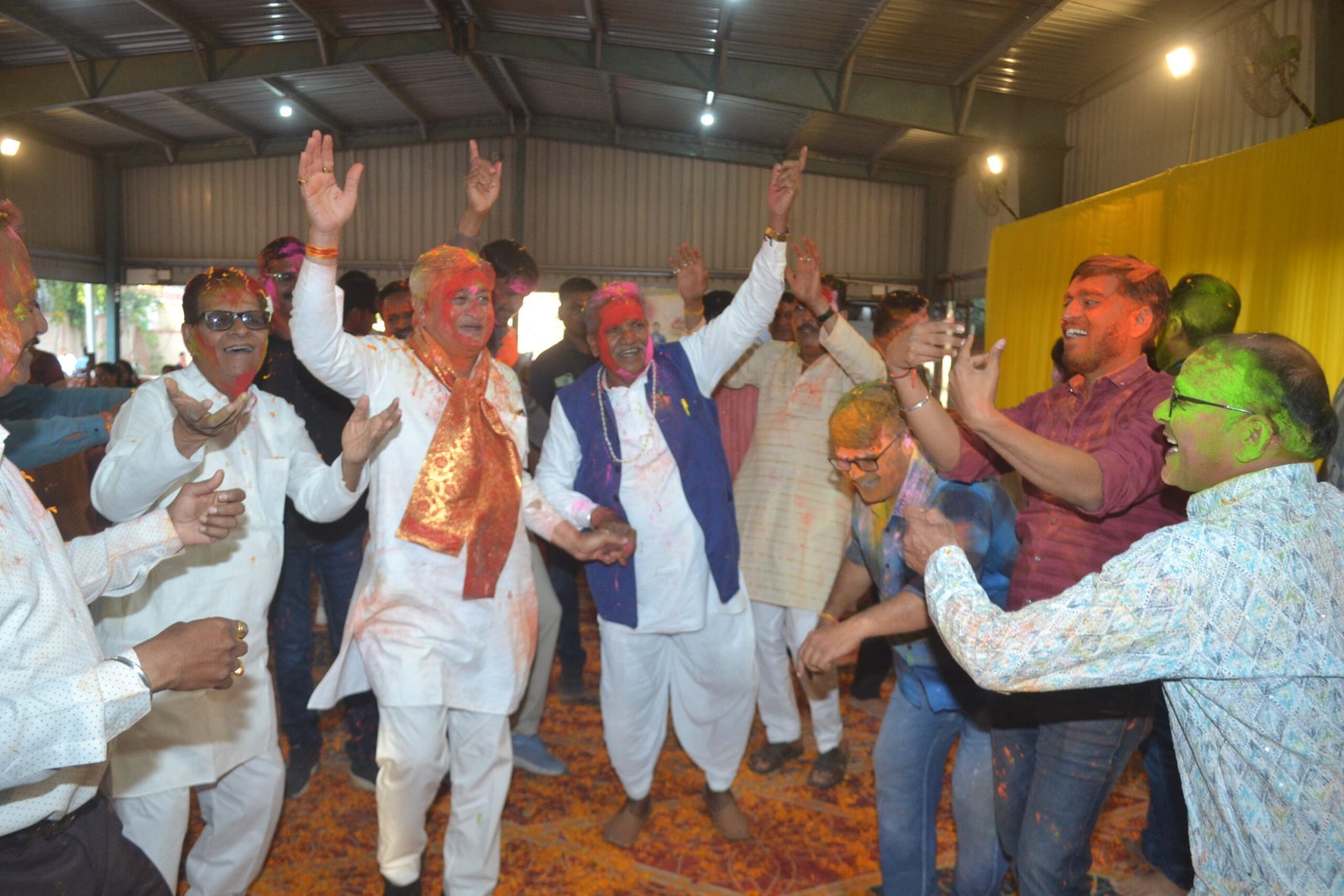 रतलाम/भाजपा नेता डागा परिवार द्वारा होली मिलन समारोह का भव्य रंगारंग आयोजन : होली दहन की संध्या पर रंग-गुलाल के साथ उमड़ा भाईचारे का उत्साह 2 DSC 5203 scaled