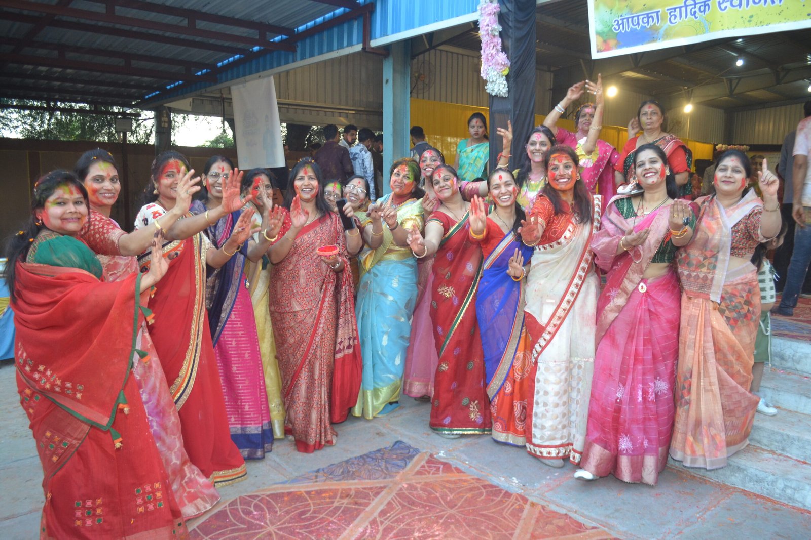 रतलाम/भाजपा नेता डागा परिवार द्वारा होली मिलन समारोह का भव्य रंगारंग आयोजन : होली दहन की संध्या पर रंग-गुलाल के साथ उमड़ा भाईचारे का उत्साह 4 DSC 5266 scaled