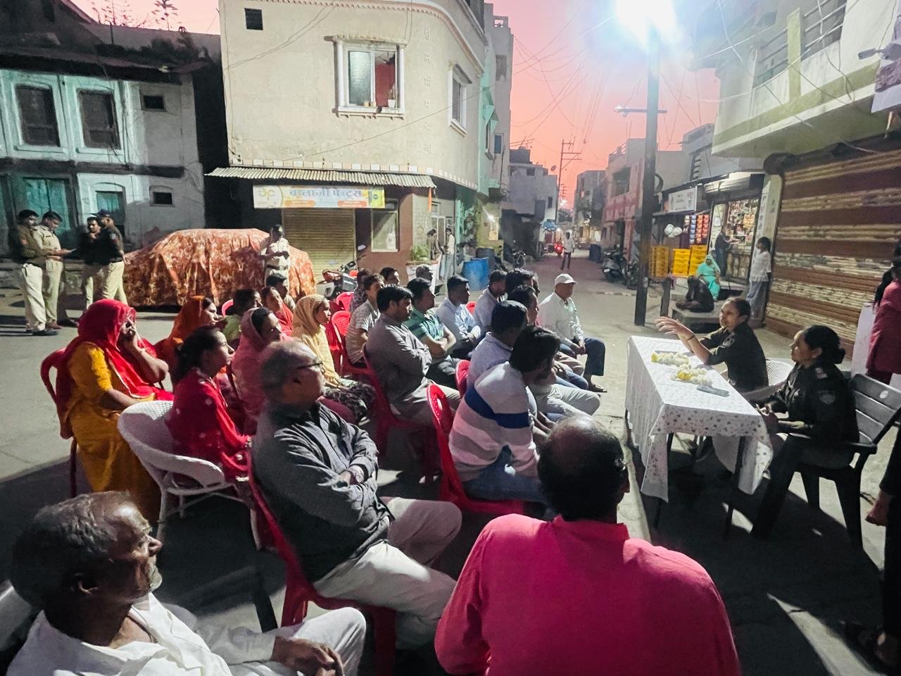 सैलाना /होली, धुलेंडी एवं रमजान को लेकर वार्ड क्रमांक 2 में एसडीओपी नीलम बघेल एवं थाना प्रभारी ने ली सद्भावना बैठक,सौहार्दपूर्ण वातावरण में संपन्न 3 IMG 20260302 WA0007