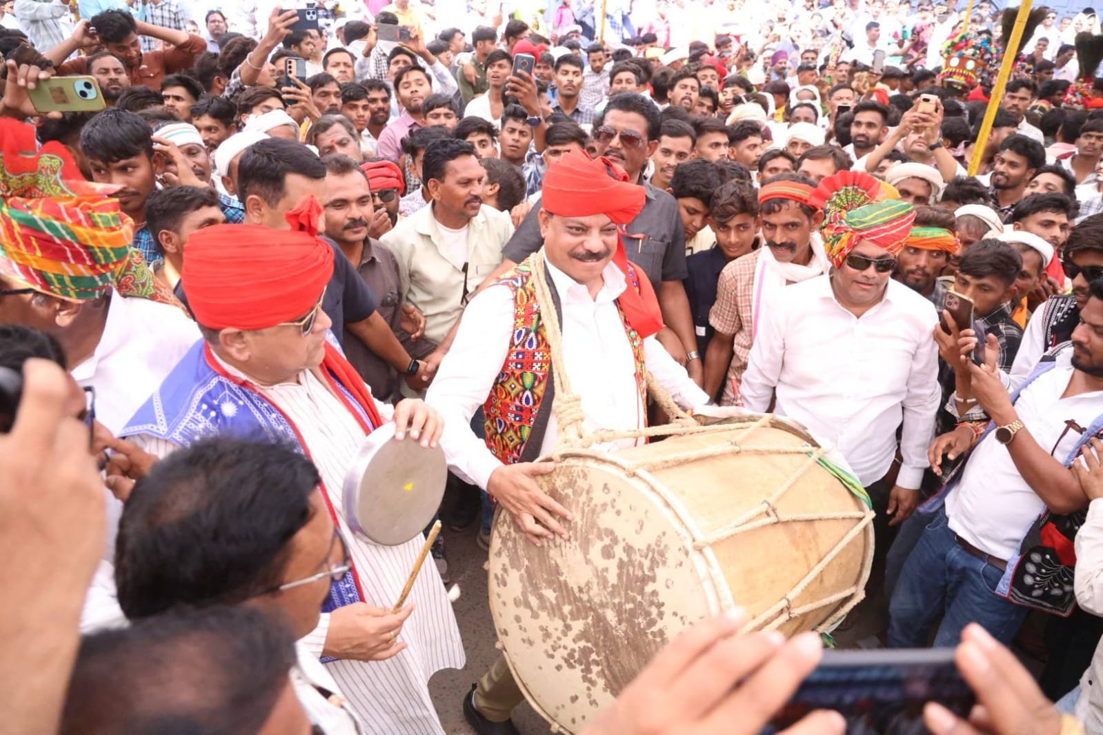 MP/नेता प्रतिपक्ष उमंग सिंघार अलीराजपुर के ऐतिहासिक भगोरिया मेले में हुए शामिल : कैलाश विजयवर्गीय को लिया आड़े हाथों ,बोले कल तक आप आदिवासियों को औकात दिखाने की बात कर रहे थे और आज भगोरिया के पावन उत्सव में शामिल होने का ढोंग कर रहे हैं-उमंग सिंघार 2 IMG 20260302 WA0053