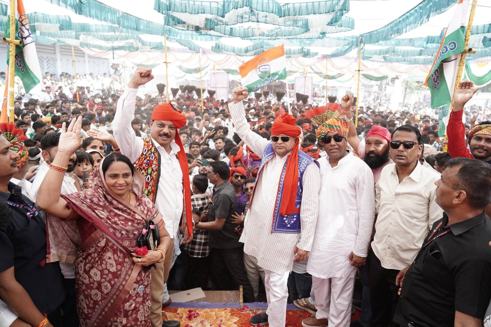 MP/नेता प्रतिपक्ष उमंग सिंघार अलीराजपुर के ऐतिहासिक भगोरिया मेले में हुए शामिल : कैलाश विजयवर्गीय को लिया आड़े हाथों ,बोले कल तक आप आदिवासियों को औकात दिखाने की बात कर रहे थे और आज भगोरिया के पावन उत्सव में शामिल होने का ढोंग कर रहे हैं-उमंग सिंघार 3 IMG 20260302 WA0054