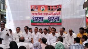 रतलाम /कांग्रेस ने गैस व बिजली की दरों में वृद्धि के खिलाफ व अन्य मुद्दों को लेकर दिया धरना, राज्यपाल के नाम तहसीलदार सौंपा ज्ञापन 3 IMG 20260330 WA0143