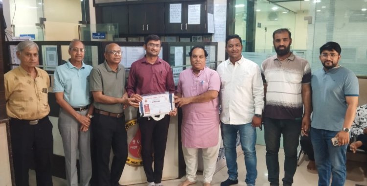 RSS के 100 वर्ष पूर्ण ; राष्ट्रीय स्वयंसेवक संघ के स्वयंसेवकों किया 30 यूनिट रक्तदान,रक्तदाताओं का स्मृति चिन्ह एवं प्रशस्ति पत्र देकर किया सम्मान 3