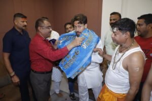 उज्जैन/महाकाल की शरण में बॉलीवुड हस्तियां : अक्षय-टाइगर-डिंपल ने भस्म आरती में लिया आशीर्वाद,दर्शन के बाद हुआ भव्य स्वागत 3 IMG 20260401 WA0023