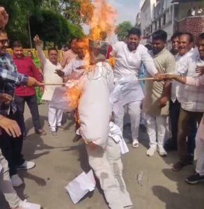 रतलाम नगर निगम सम्मेलन में सावरकर पर टिप्पणी से बवाल : महापौर के नेतृत्व में भाजपा ने कांग्रेस पार्षद का फूंका पुतला,सदन स्थगित ; राष्ट्रभक्तों का अपमान किसी भी कीमत पर बर्दाश्त नहीं - महापौर प्रहलाद पटेल 2 Screenshot 20260407 1646532