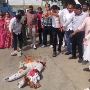रतलाम नगर निगम सम्मेलन में सावरकर पर टिप्पणी से बवाल : महापौर के नेतृत्व में भाजपा ने कांग्रेस पार्षद का फूंका पुतला,सदन स्थगित ; राष्ट्रभक्तों का अपमान किसी भी कीमत पर बर्दाश्त नहीं - महापौर प्रहलाद पटेल 3 Screenshot 20260407 1647132