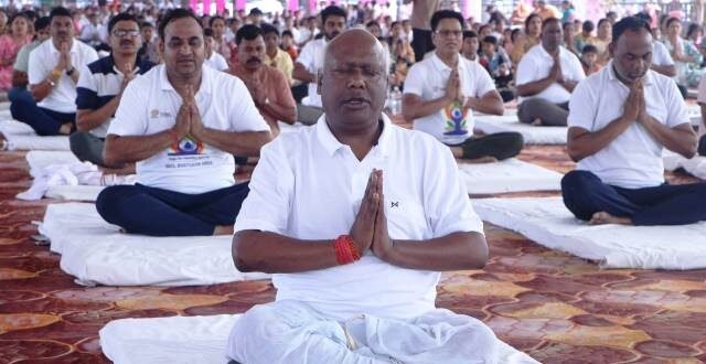 12 वे अंतर्राष्ट्रीय योग दिवस के अवसर पर सूरजपुर में जिला स्तरीय योगाभ्यास कार्यक्रम संपन्न, 2 IMG 20260622 WA0010