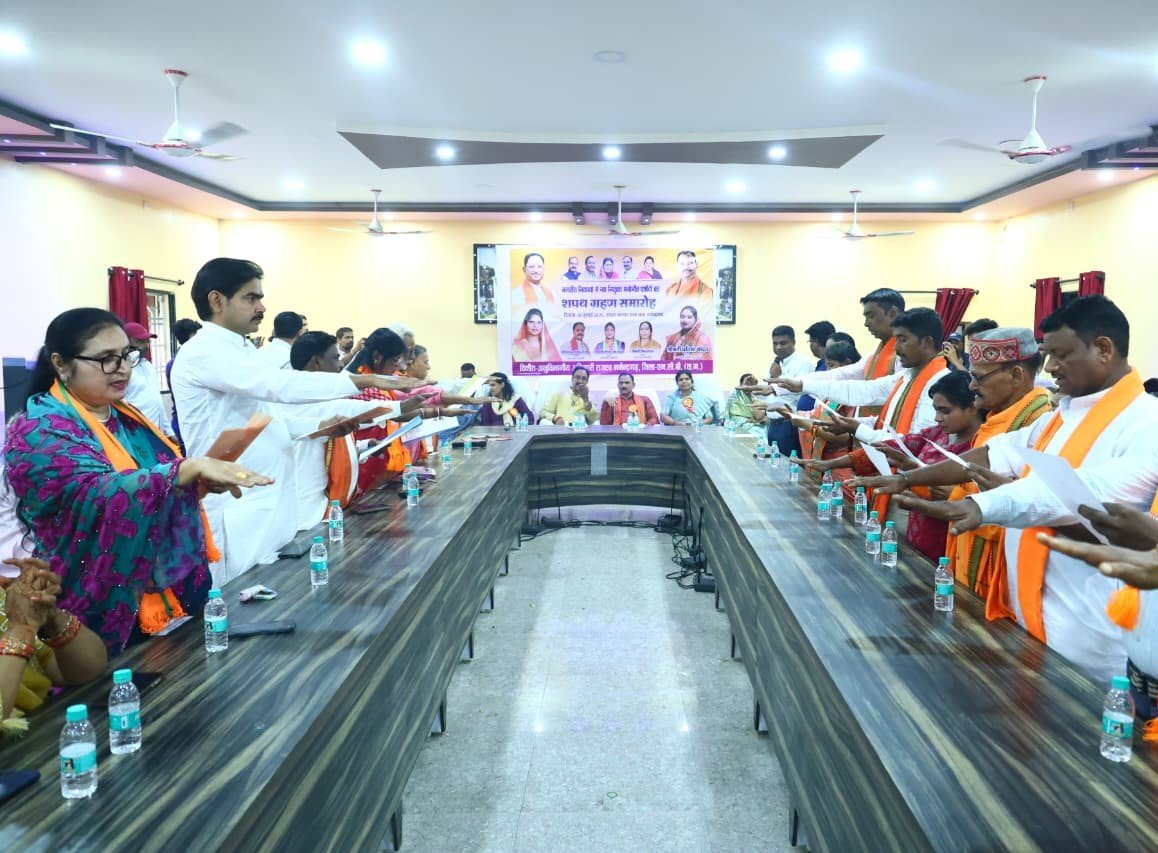 मनेंद्रगढ़, झगराखांड और खोंगापानी के मनोनीत पार्षदों ने ली शपथ, स्वास्थ्य मंत्री ने जनसेवा का दिलाया संकल्प 2 IMG 20260711 WA0006