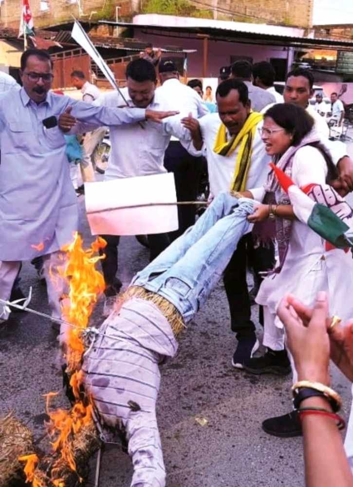 मुख्य निर्वाचन आयुक्त ज्ञानेश कुमार के खिलाफ सूरजपुर में कांग्रेस का प्रदर्शन, पुतला दहन 2 resized compressed 1790828313006